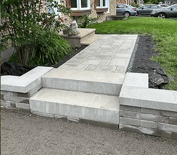 Entrée de maison aménagée avec blocs et pavé – Montmagny