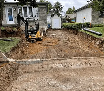 Terrassement résidentiel à Lévis avec mini-excavatrice – Aménagement Marosa