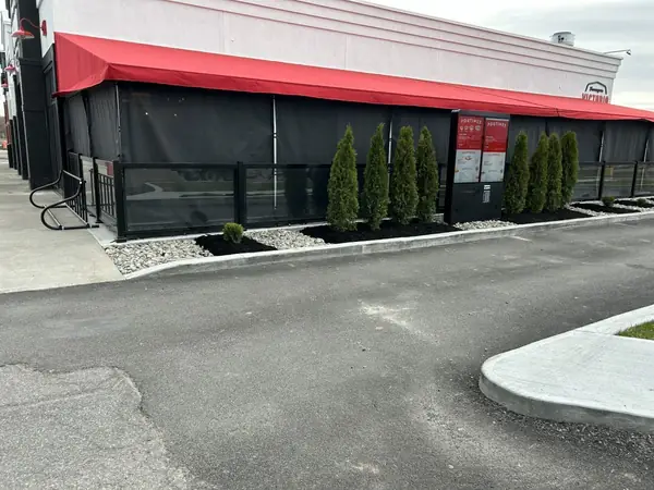 Aménagement paysager devant commerce – Bellechasse, Aménagement Marosa