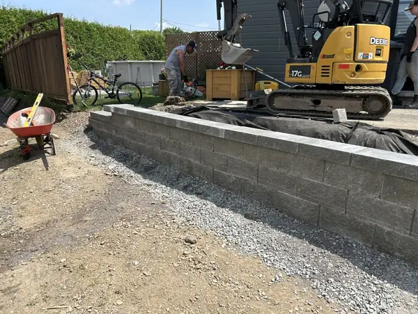 Travaux d’excavation résidentielle avec mini-pelle – Aménagement Marosa à Lévis, préparation de terrain pour entrée ou fondation