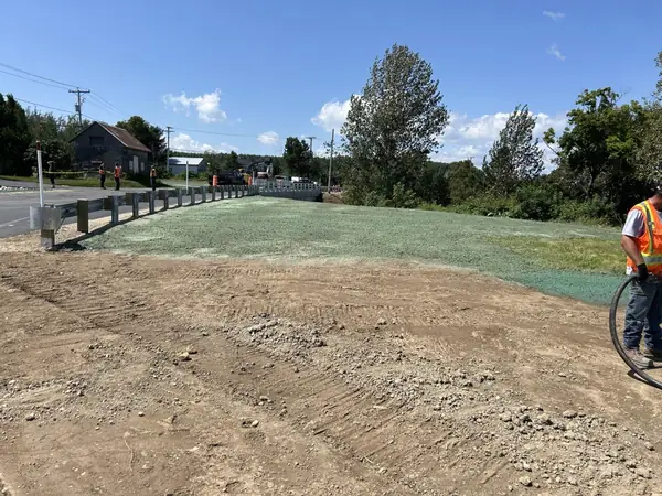 Application d’ensemencement hydraulique sur terrain municipal par Aménagement Marosa – Service professionnel en Beauce et Montmagny