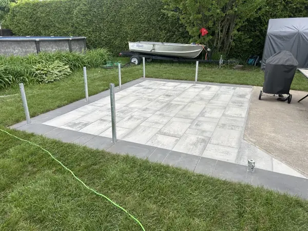 Travaux de pavage d’escalier extérieur – Aménagement Marosa Rive-Sud