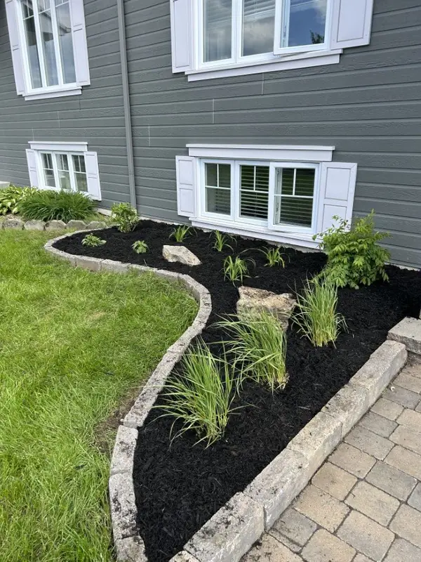 Création de plate-bande décorative résidentielle en Beauce par Aménagement Marosa