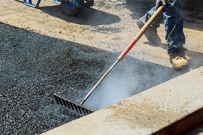 Travaux de pavage en asphalte avec finition manuelle au râteau par Aménagement Marosa, Lévis et Rive-Sud de Québec