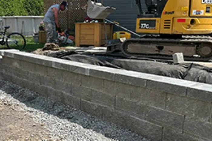 Construction d’un muret de soutènement en blocs de béton par Aménagement Marosa, travaux de terrassement à Lévis